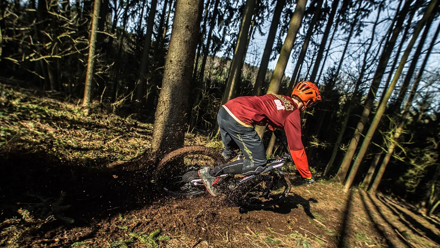 Vététiste dans la boue en forêt